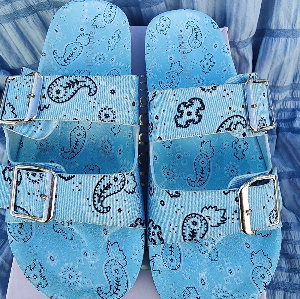 NWT MADDEN GIRL SANDALS SIZE 9 WITH BUCKLE AND DESIGN PATTERN